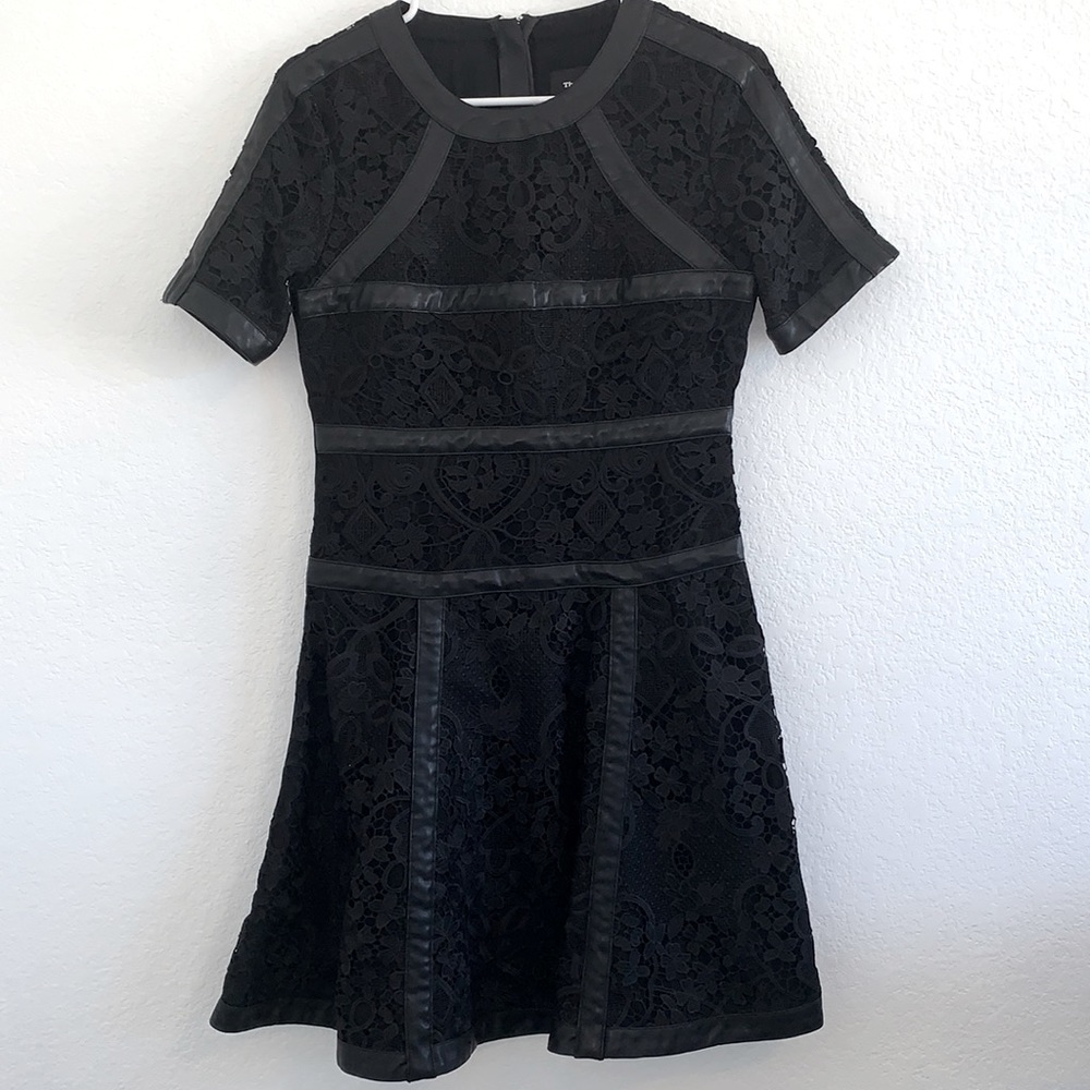 THE KOOPLES BLACK LACE DRESS FAUX LEATHER TRIM FIT & FLARE DESIGNER MEDIUM - Picture 5 of 10